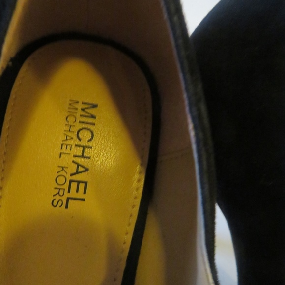 MICHAEL MICAHEL KORS SUEDE POINT BUCKLE HEELS 7.5* - Picture 7 of 7